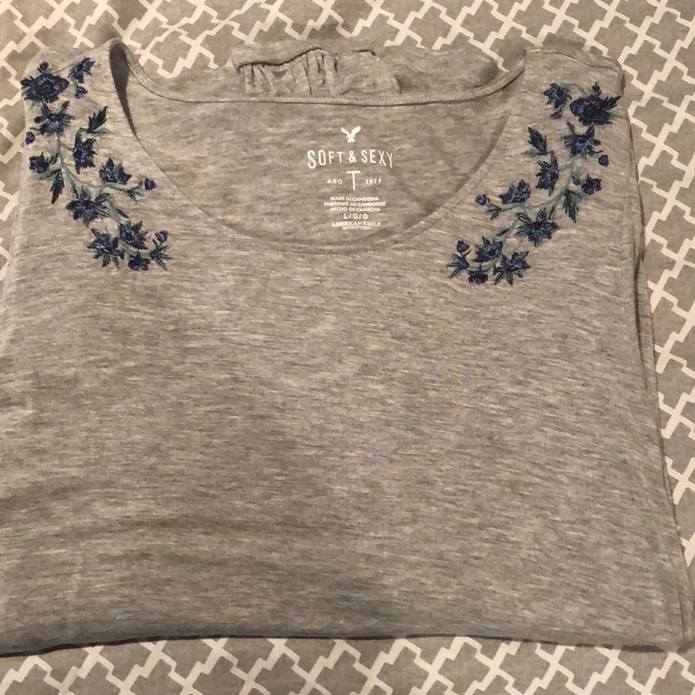 American Eagle light grey long sleeve flowery top